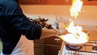 Piyu kerap mendapatkan julukan ‘Crab Daddy’ karena dirinya ini selain mahir bermain gitar, ia juga jago masak kepiting yang rasa enaknya sudah diakui banyak orang. Foto: Instagram @piyu_logy