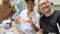 Gitaris berusia 49 tahun ini juga akrab dengan keluarga personil Padi lainnya. Bahkan saat hari raya Lebaran, Piyu asyik makan sop kikil yang enak bersama member Padi lainnya. Foto: Instagram @piyu_logy