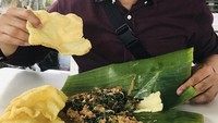 Nah, bagi Piyu, Semanggi bukan hanya nama jalan protokol di Jakarta saja. Baginya Semanggi merupakan sajian pecel berkuah kacang yang enak. Foto: Instagram @piyu_logy