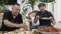 Main ke salah satu rumah dinas Bupati, Piyu tampilkan keahliannya masak kepiting jumbo sendirian. Hasilnya kepiting itu jadi santapan yang enak dan digemari banyak orang. Foto: Instagram @piyu_logy
