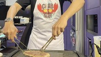 Masih pakai apron bertuliskan ‘Crab Daddy’ dirinya tunjukkan kemahirannya mengolah daging untuk sajian steak yang enak dan juicy. Foto: Instagram @piyu_logy