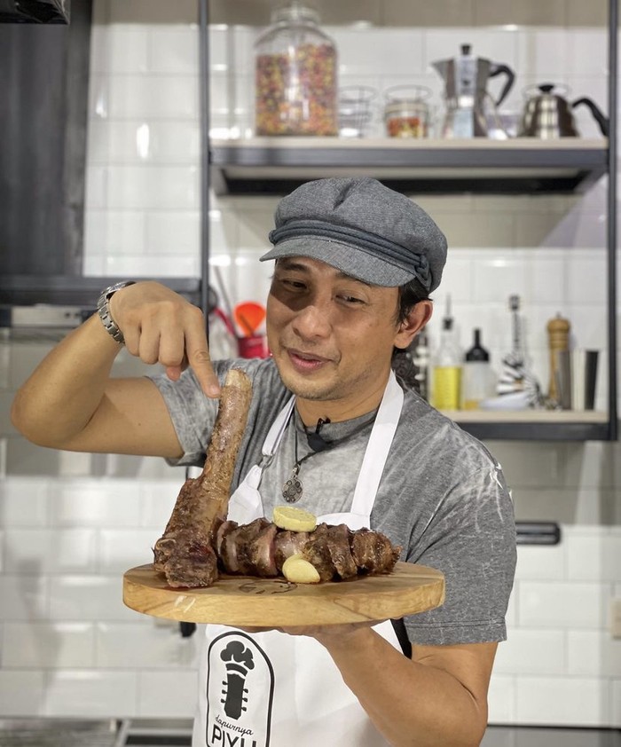 Dijuluki ‘Crab Daddy’, Piyu Padi Jago Masak dan Olah Kepiting