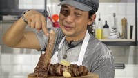 Terakhir ini pose membanggakan dari Piyu, usai memasak steak potongan Tomahawk yang besar. Lengkap dengan lelehan butter gurih di atasnya. Foto: Instagram @piyu_logy
