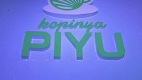  Lebih dari 25 tahun berkarir membuat musik bersama grup band Padi. Lead gitar Pad ini sukses membuka usaha kulinernya. Foto: Instagram @piyu_logy