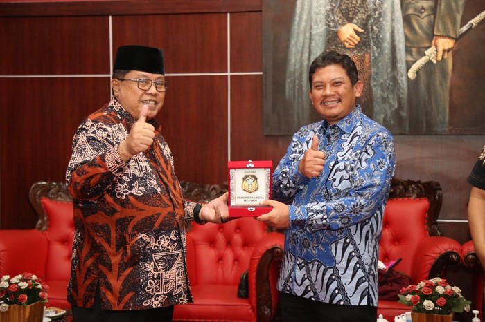 Dirut BPJS Kesehatan Beri Piagam Penghargaan Kota Blitar
