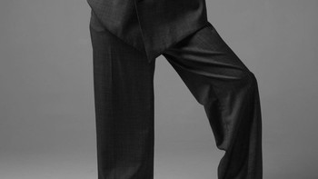 Berbagai macam gaya busana dia pamerkan. Steve Jobs pernah memuji anak bungsunya ini punya sifat berkemauan keras dan juga lucu. Itu dikatakan Jobs dalam buku biografinya yang ditulis Walter Issacson. Foto: Instagram