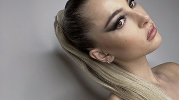 Ia untuk pertama kalinya berlenggang di catwalk di Oktober 2021. Fashion show Coperni di Paris Fashion Week Spring-Summer 2022 menjadi debutnya sebagai model landasan peraga. Foto: Instagram