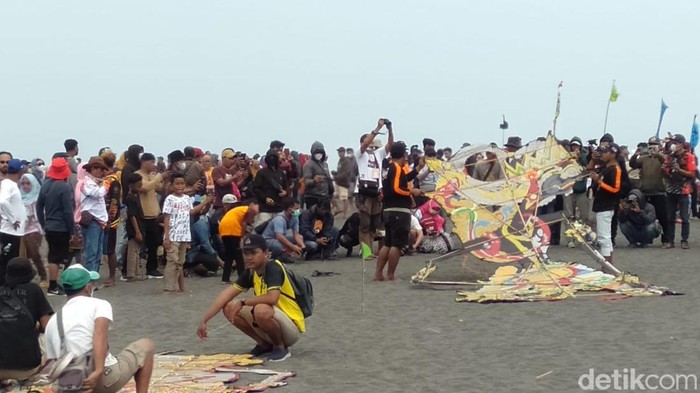 Suasana Festival Layangan Samas (FLS) yang berlangsung sejak kemarin Sabtu (20/8/2022) hingga hari ini di Pantai Samas, Minggu (21/8/2022).