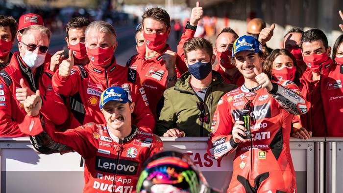 LAGOA, ALGARVE, PORTUGAL - NOVEMBER 06: Ducati Team celebrate his double pole with their riders Jack Miller of Australia and Ducati Lenovo Team (2nd), Francesco Bagnaia of Italy and Ducati Lenovo Team (1st) and special guest Casey Stoner at parc ferme during the qualifying session of the MotoGP Grande Prémio Brembo do Algarve at Autodromo do Algarve on November 06, 2021 in Lagoa, Algarve, Portugal. (Photo by Steve Wobser/Getty Images)