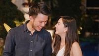 Pada perayaan ulang tahun Jessica Mila, Yakup juga tampak hadir untuk kekasihnya. Kue cantik bertuliskan ayat Alkitab menjadi persembahan yang spesial untuk Jessica Mila. Foto: Instagram/jscmila