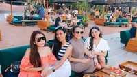 Yakup Hasibuan yang juga dekat dengan sahabat-sahabat Jessica Mila selalu hadir menamani kekasihnya. Bahkan termasuk ketika Jessica Mila pergi liburan dengan teman-temannya. Foto: Instagram/jscmila