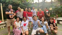Merayakan hari kemerdekaan bersama rekan artis lainnya, Jessica Mila datang digandeng Yakup Hasibuan. Keduanya bahkan aktif mengikuti lomba makan kerupuk yang sangat seru. Foto: Instagram/jscmila