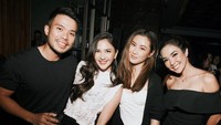 Jessica Mila dan Yakup Hasibuan tak pernah melewatkan ajakan hangout bersama teman-teman. Datang ke acara meriah di salah satu bar, Yakup selalu berada di sisi Jessica Mila dan memeluknya erat. Foto: Instagram/jscmila
