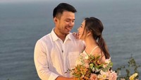 Jessica Mila resmi dilamar kekasihnya Yakup Hasibuan. Berlangsung di pulau Bali, keduanya tampil serasi dengan pakaian putih. Foto: Instagram/jscmila