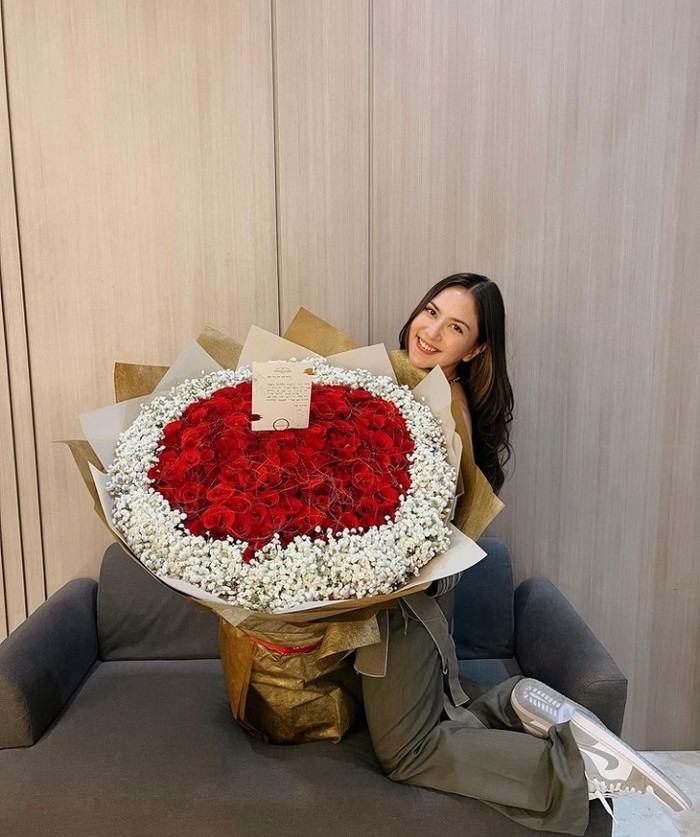 Potret Mesra Jessica Mila Saat Lomba Makan Kerupuk Bareng Yakup