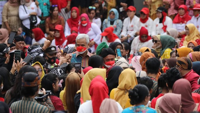 Ganjar Ajak Masyarakat Jateng Rutin Pakai Baju Adat Tiap Kamis