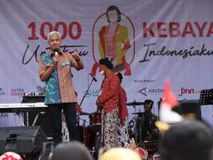 Ganjar Ajak Warga hingga Swasta Pakai Baju Adat Tiap Kamis