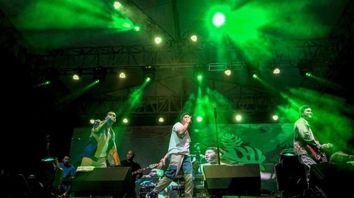 Grup musik RAN tampil dalam Allgorhythm Fest di Cibis Park, Cilandak, Jakarta Selatan, Sabtu (20/8/2022).