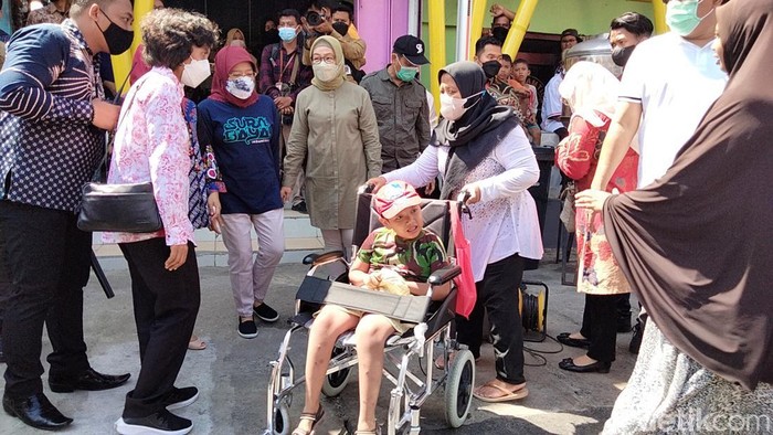ibu dengan anaknya di kursi roda ingin ketemu Jokowi