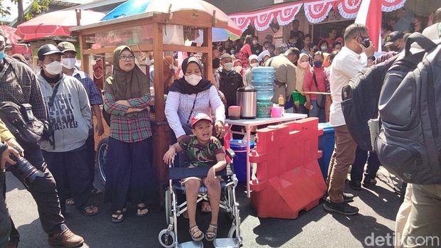 ibu dengan anaknya di kursi roda ingin ketemu Jokowi