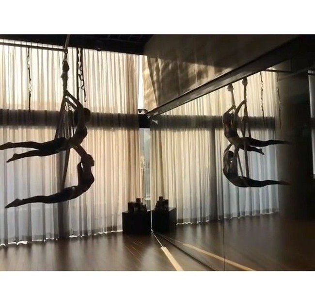 Sebelumnya pada 2017, Jisoo BLACKPINK juga membuat penggemar heboh saat seorang instruktur mengunggah videonya melakukan flying yoga bersama Jennie BLACKPINK. Foto: dok. Instagram @yk_lucia