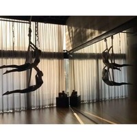 Sebelumnya pada 2017, Jisoo BLACKPINK juga membuat penggemar heboh saat seorang instruktur mengunggah videonya melakukan flying yoga bersama Jennie BLACKPINK. Foto: dok. Instagram @yk_lucia