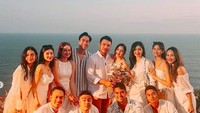Ada teman dan kerabat dari keduanya yang datang di momen tersebut. Foto: Instagram