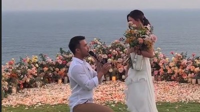 Momen Romantis Yakup Hasibuan Berlutut Lamar Jessica Mila