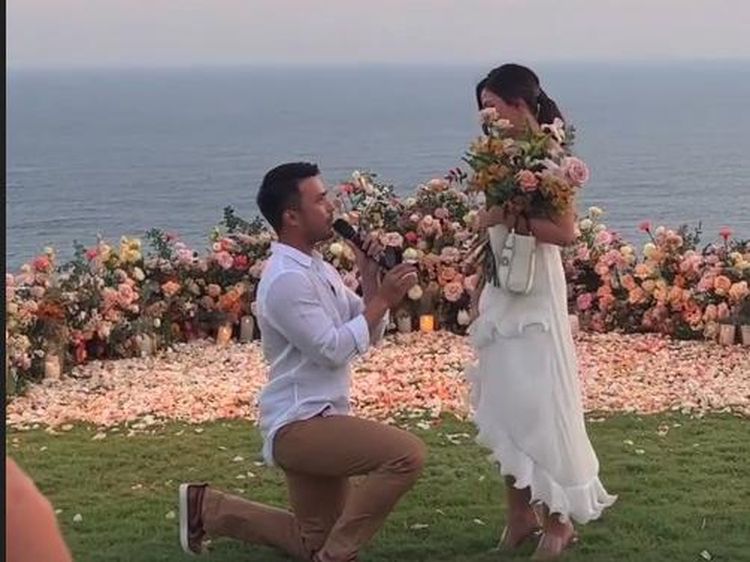 Momen Romantis Yakup Hasibuan Berlutut Lamar Jessica Mila