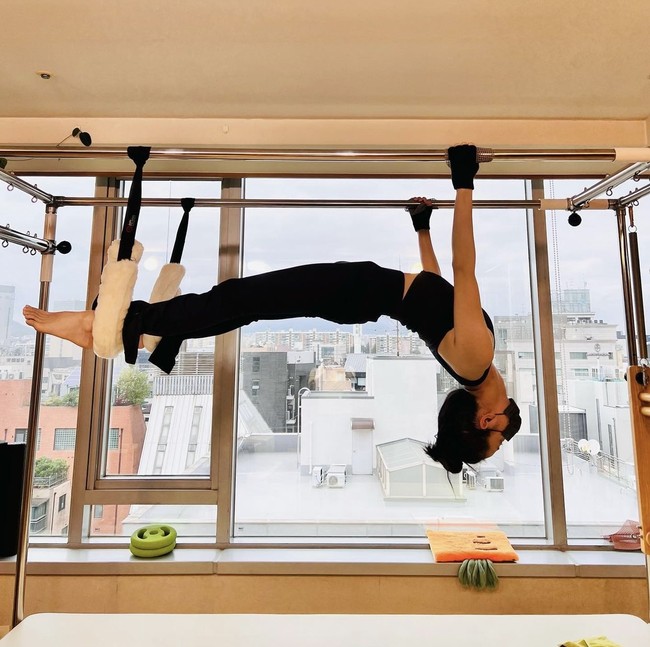 Penggemar dibuat heboh setelah melihat unggahan Instagram instruktur pilates Jisoo BLACKPINK, Sun pada Sabtu (20/8/2022). Visual grup BLACKPINK terlihat anggun dan lentur melakukan berbagai pose pilates. Foto: dok. Instagram @pilates.sun