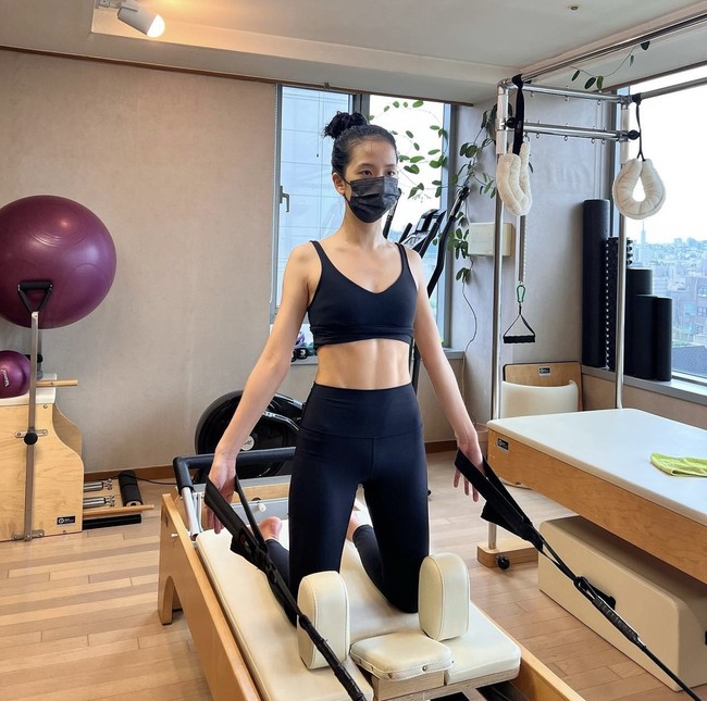 Meskipun punya tubuh ramping, otot perut Jisoo BLACKPINK terlihat jelas. Foto: dok. Instagram @pilates.sun