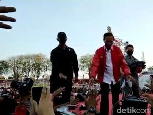 Jokowi Temui Ribuan Relawannya di Surabaya: Obat Kangen 2,5 Tahun Tak Bertemu