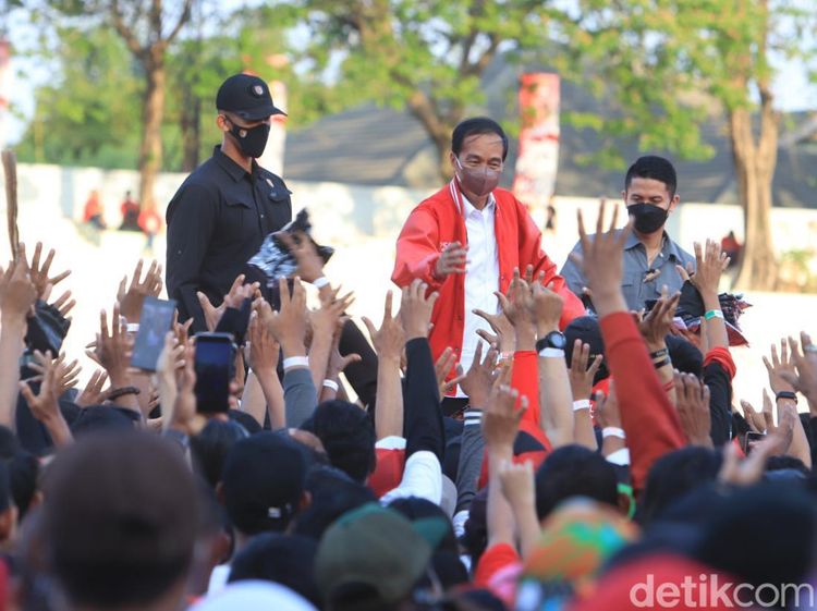 Jokowi Obati Kangen Sapa Ribuan Masyarakat dan Pendukungnya di Surabaya