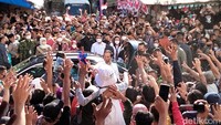 Presiden Jokowi tiba di Pasar Pucang disambut ribuan masyarakat. Di sana, Jokowi menyapa dan membagikan kaus dan sembako. Selanjutnya Jokowi dan rombongan menyempatkan diri masuk ke pasar dan berdialog dengan pedagang. (Foto: Deny Prastyo Utomo)