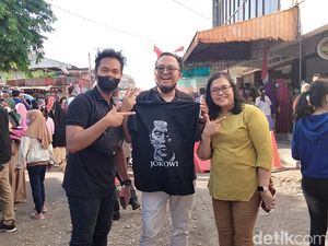 Senangnya Warga Surabaya Dapat Kaus dari Jokowi: Dilempar Saya Tangkap