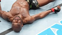 Momen saat Kamaru Usman tergeletak kena tendangan Leon Edwards (Zuffa LLC/Josh Hedges)