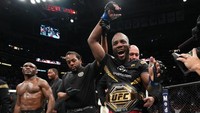 Kamaru Usman langsung terjauh, wasit Herb Dean menghentikan pertarungan. Leon Edwards merebut sabuk juara kelas welter UFC dari Kamaru Usman! (Zuffa LLC/Josh Hedges)