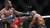 Tiga menit sebelum ronde kelima berbunyi, sepakan high kick kaki kiri Leon masuk mengenai kepala Kamaru! (Zuffa LLC/Josh Hedges)