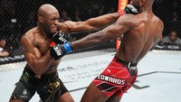 Kedua petarung memainkan pertarungan jarak dekat, dengan jual-beli pukulan dan tendangan (Zuffa LLC/Josh Hedges)