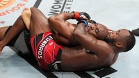 Pertarungan lima ronde itu berlangsung seru. Leon Edwards bahkan menjatuhkan Kamaru Usman (take down), jadi petarung UFC pertama yang melakukan hal itu ke Kamaru! (Zuffa LLC/Josh Hedges)