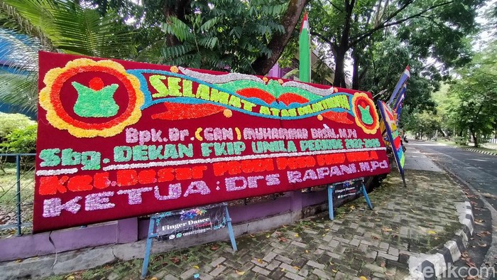 Karangan bunga ucapan selamat ke Basri yang harusnya dilantik menjadi dekan di Unila