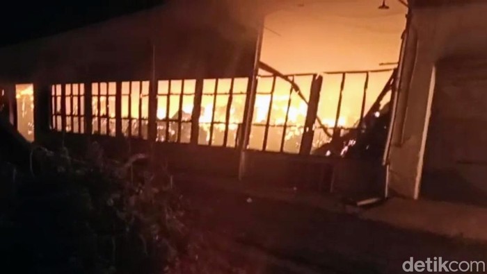Kebakaran gudang tembakau di Bondowoso