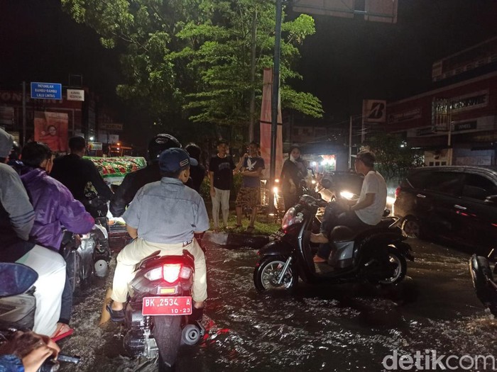 Kendaraan mogok saat melintasi banjir di Jalan Letda Sujono Medan Kendaraan mogok saat melintasi banjir di Jalan Letda Sujono Medan