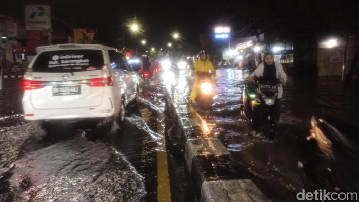 Kendaraan mogok saat melintasi banjir di Jalan Letda Sujono Medan