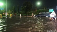 Ketinggian banjir mencapai lutut orang dewasa. Menurut warga banjir di lokasi ini sudah sering terjadi khususnya setelah hujan deras (Foto: Kartika Sari/detikSumut)
