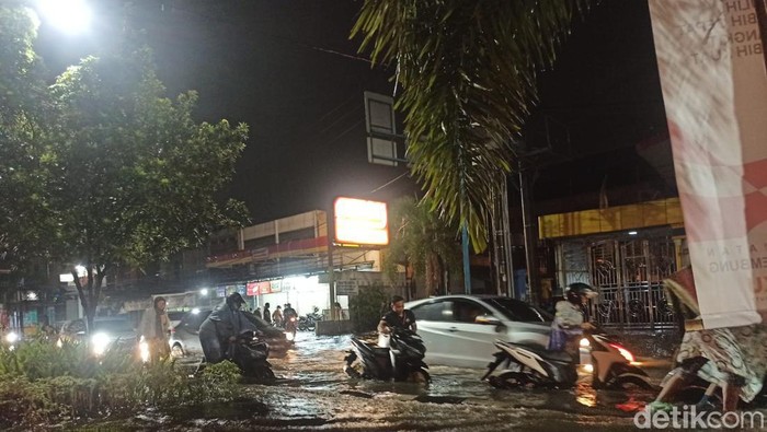 Kendaraan mogok saat melintasi banjir di Jalan Letda Sujono Medan