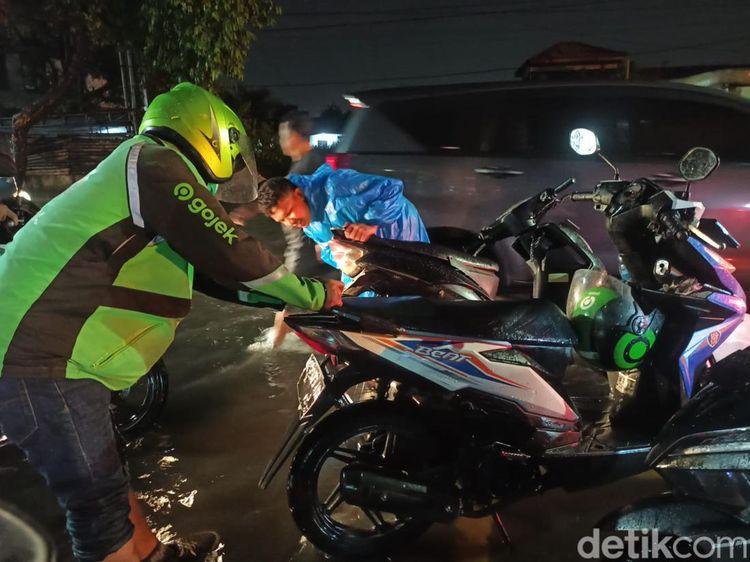 Potret Sejumlah Kendaraan Mogok gegara Terobos Banjir di Medan