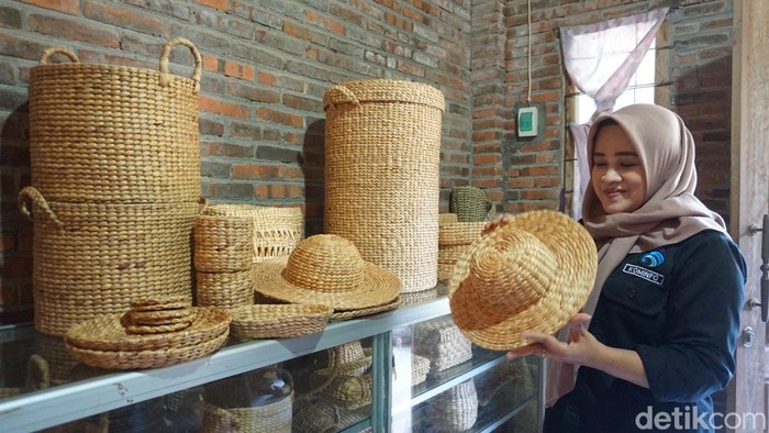 kerajinan eceng gondok mojokerto