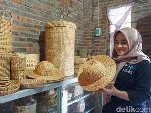 Pria Mojokerto Sulap Eceng Gondok Jadi Kerajinan Artistik yang Dulang Cuan