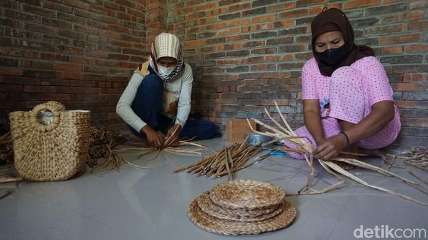 kerajinan eceng gondok mojokerto